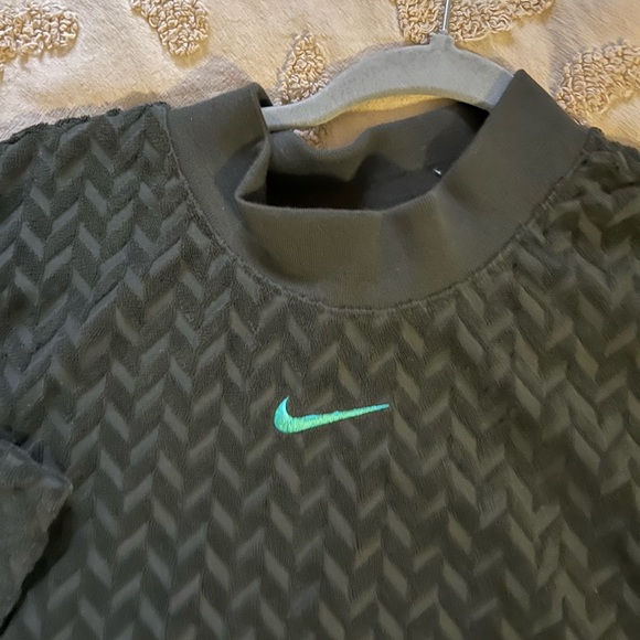 Women’s plus size  Nike crop top - Picture 2 of 3